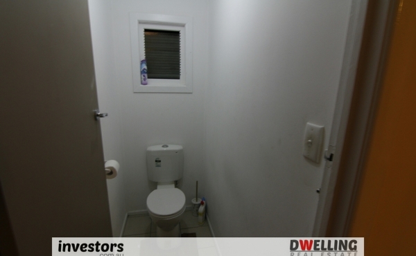 20 Alice Street, Goodna - wc